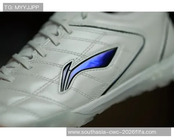 足球鞋与鞋垫的完美搭配如何选择适合自己的运动装备提升比赛表现